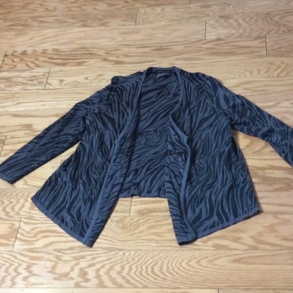 1X Dana Buchman Woman gray zebra print open wrap sweater - Picture 3 of 14